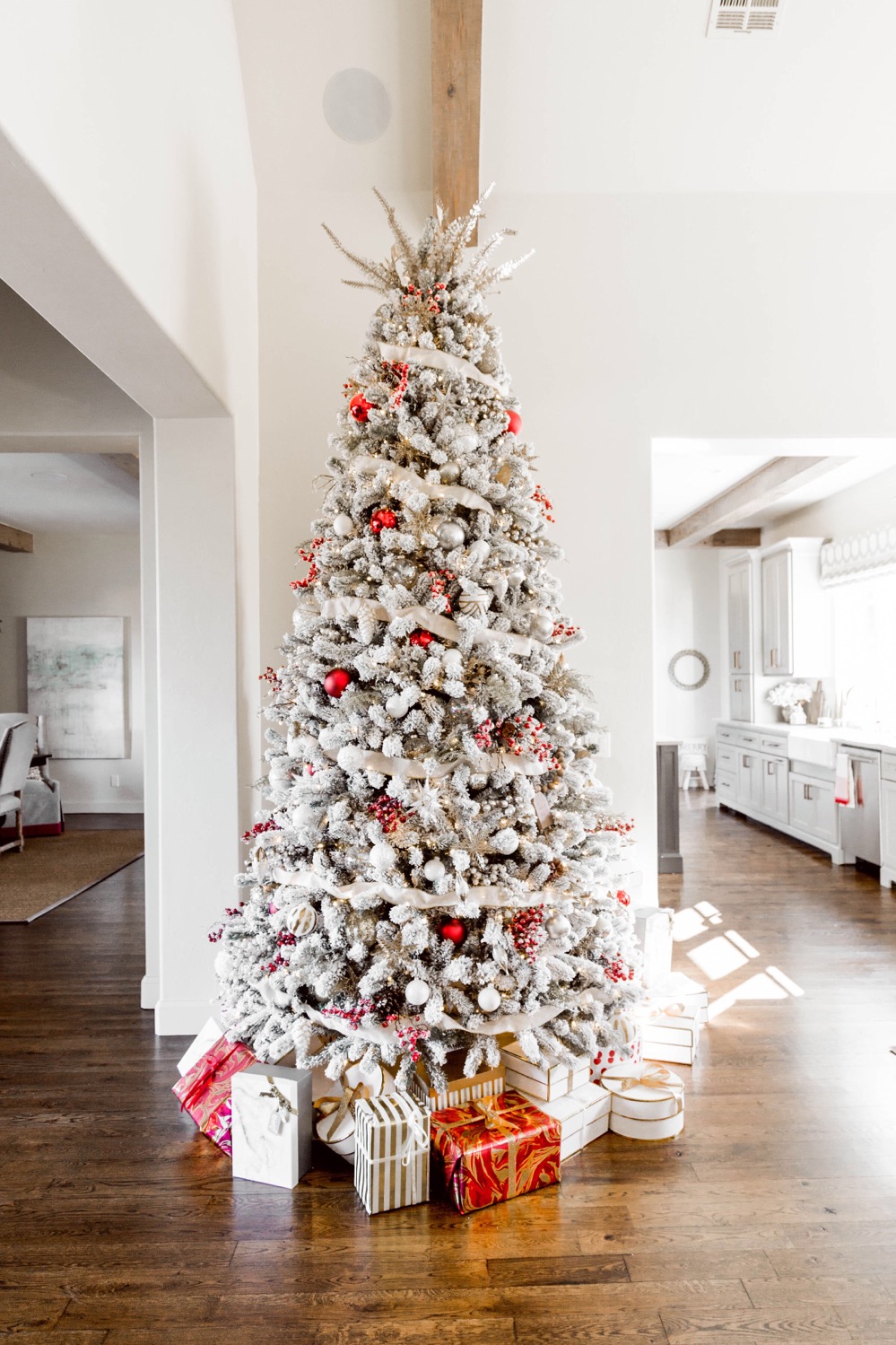 How to Decorate a Flocked Christmas Tree--5 Things you need to know ...